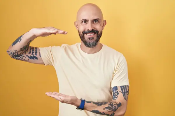 Hispanic Man Tattoos Standing Yellow Background Gesturing Hands Showing Big — Stock Photo, Image