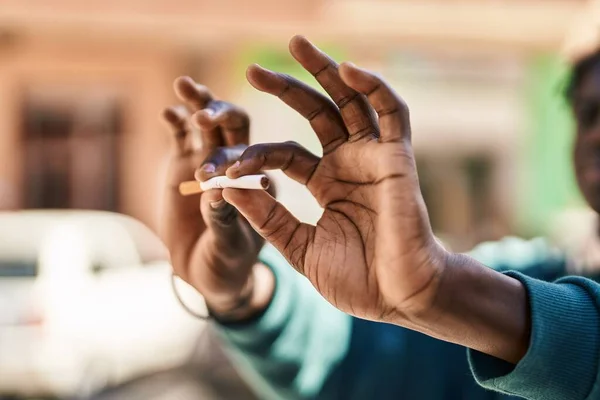 Afrikansk Amerikansk Man Bryter Cigarett Gatan — Stockfoto