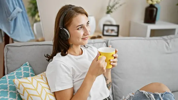 Mladá Žena Poslouchá Hudbu Vonící Kávu Doma — Stock fotografie