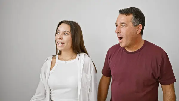 Pai Filha Duo Espantado Bonito Família Hispânica Olhando Para Lado — Fotografia de Stock