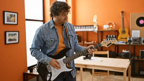 Genç Bir Spanyol Müzik Stüdyosunda Gitar Çalıyor Çevresinde Modern Bir — Stok fotoğraf