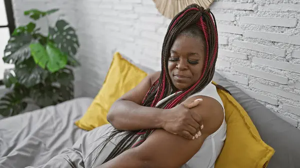 Sorunlu Afrikalı Amerikalı Kadın Rahat Bir Yatak Odasında Oturuyor Rahat — Stok fotoğraf