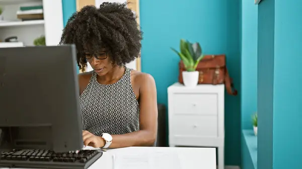 Ofiste Bilgisayar Kullanan Afrikalı Amerikalı Kadını — Stok fotoğraf
