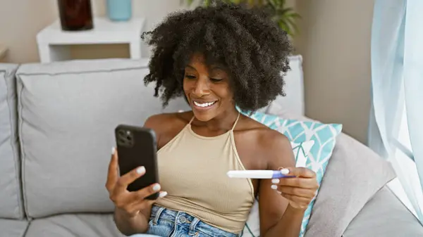 Afroamerykanka Testem Ciążowym Rozmowie Wideo Domu — Zdjęcie stockowe