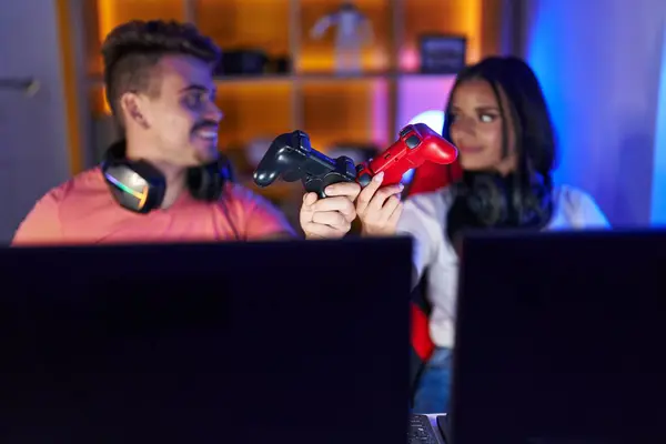 Streamers Hombre Mujer Jugando Videojuegos Con Computadora Joystick Sala Juegos — Foto de Stock
