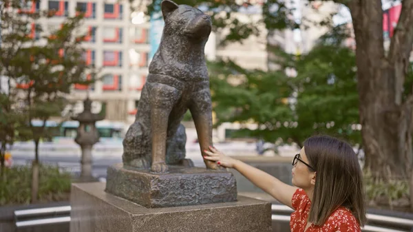 Alluring Hispanic Woman Glasses Touches Iconic Hachiko Statue Busy Tokyo — Stock Photo, Image
