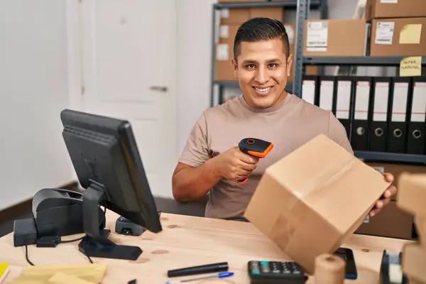 Joven Latino Hombre Comercio Electrónico Empresa Trabajador Paquete Escaneo Oficina — Foto de Stock