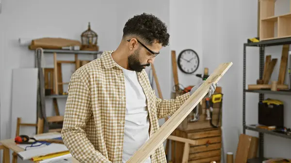 Schöner Spanischer Mann Mit Bart Begutachtet Holz Einer Tischlerei — Stockfoto