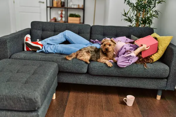 Genç, güzel İspanyol kadın yüzünü kitapla örterek evde uyuyor.