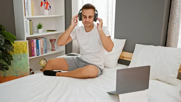 Kulaklık Takan Genç Spanyol Bir Adam Modern Bir Yatak Odasında — Stok fotoğraf