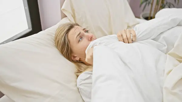 Worried Young Woman Lying Bed Clutching Her Blanket Indoors Portraying — Stock Photo, Image