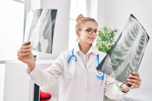 Young Blonde Woman Doctor Looking Xray Standing Clinic — Stock fotografie