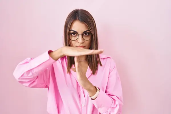 Young Hispanic Woman Wearing Glasses Standing Pink Background Doing Time — Stock Photo, Image