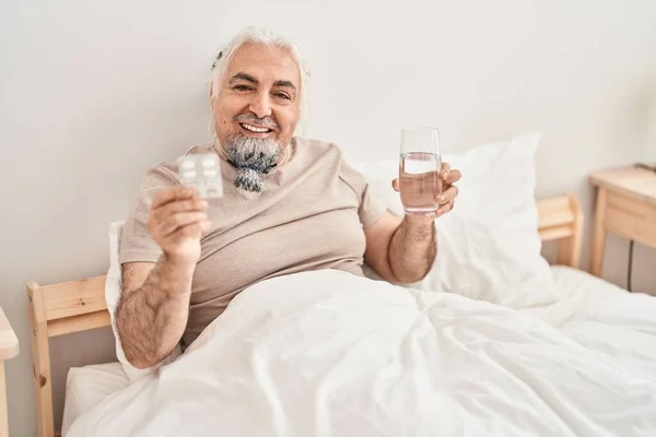 Grauhaariger Mann Mittleren Alters Mit Tabletten Und Einem Glas Wasser — Stockfoto