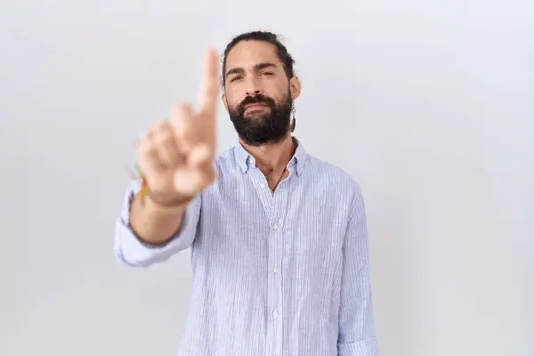 Hombre Hispano Con Barba Llevando Camisa Casual Señalando Con Dedo —  Fotos de Stock