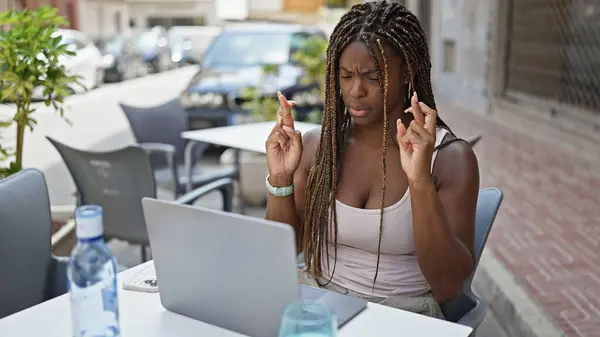Afroamerykanka Pomocą Laptopa Skrzyżowanie Palce Szczęście Tarasie Kawiarni — Zdjęcie stockowe