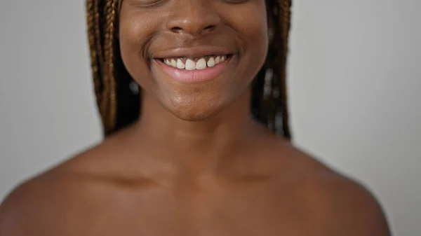 Afroamericano Donna Sorridente Fiducioso Isolato Sfondo Bianco — Foto Stock