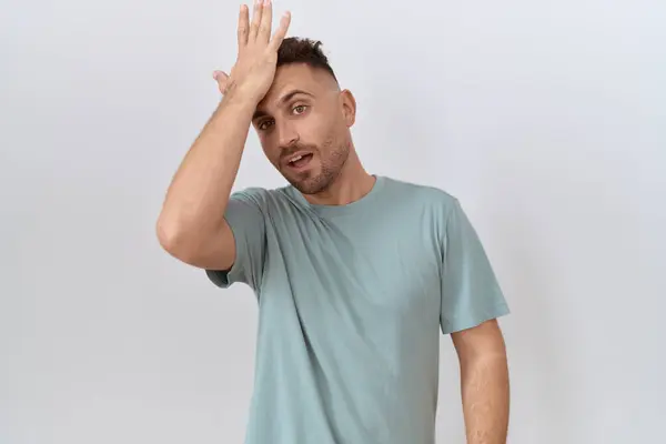 Hispanic Man Beard Standing White Background Surprised Hand Head Mistake — Stock Photo, Image