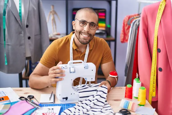 Young Latin Man Tailor Smiling Confident Using Sewing Machine Atelier — Stock Photo, Image