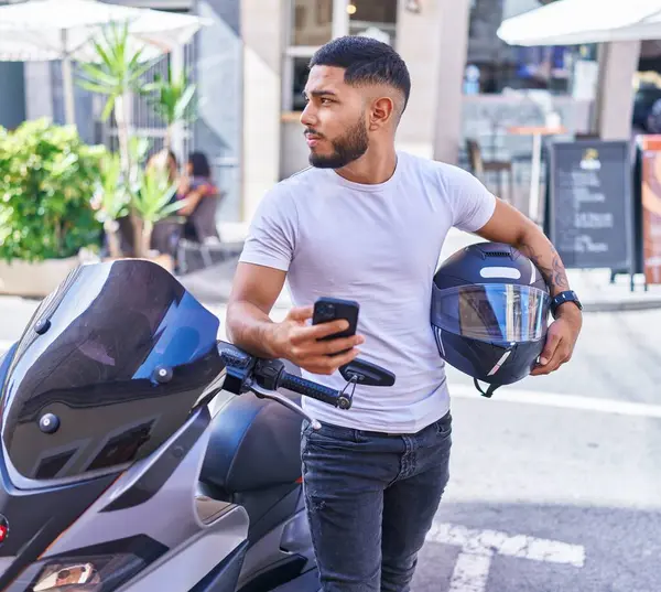 Akıllı Telefon Kullanan Genç Latin Adam Caddede Motosikletin Yanında Duruyor — Stok fotoğraf