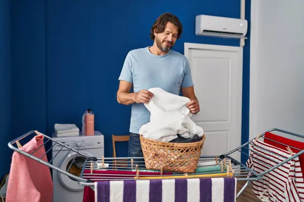 Medelålders Man Ler Säker Hängande Kläder Klädstreck Tvättstuga — Stockfoto