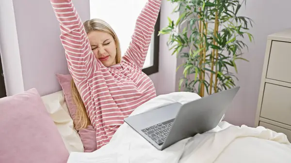 Uma Jovem Estende Cama Com Laptop Retratando Uma Manhã Aconchegante — Fotografia de Stock