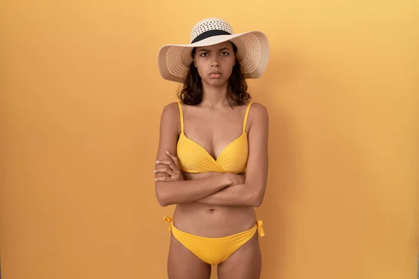 Jeune Femme Hispanique Portant Bikini Chapeau Été Sceptique Nerveux Désapprouvant — Photo