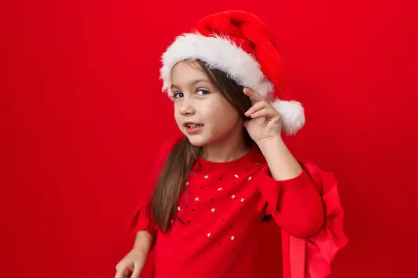 Милая Латиноамериканка Рождественской Шляпе Слушающая Сплетни Рука Ухо Глухота Намекает Стоковое Изображение