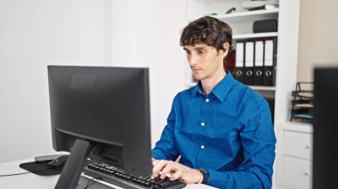 Ofiste çalışan İspanyol bir iş adamı bilgisayar kullanıyor.