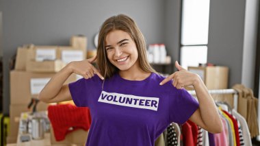 Genç, kendine güvenen İspanyol bir kadının büyüleyici portresi. Canlı bir hayır kurumunda gönüllü üniformasını gösterip bulaşıcı bir şekilde neşe ve birlik yayıyor..