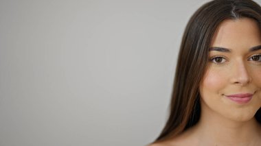 İzole edilmiş beyaz arka planda gülümseyen güzel İspanyol kadın.