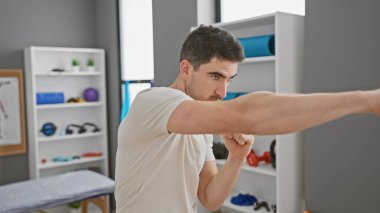 Genç bir İspanyol adam rehabilitasyon kliniğinde esniyor ve ilham verici bir iç mekan yaratıyor..