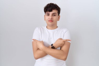 Gündelik beyaz tişört giyen, iki tarafı da parmaklarıyla gösteren, farklı yönlü olmayan genç adam aynı fikirde değil. 