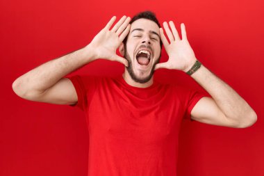 Gündelik kırmızı t-shirt giyen, neşeli gülümseyen, elleri ve yüzü belli olan genç İspanyol bir adam. Şaşırdım ve çıktım. 