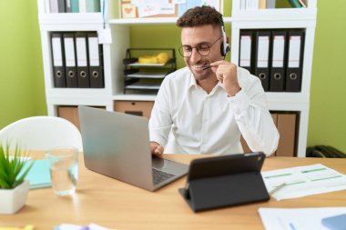 Ofiste çalışan genç İspanyol bir çağrı merkezi ajanı.