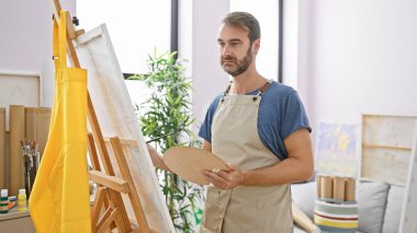 Stüdyoda sakallı, tuvale resim çizen orta yaşlı İspanyol bir adam sanat ve yaratıcılık duygusu aktarıyor..