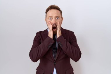 Orta yaşlı, sakallı, kravatlı, korkmuş ve şok olmuş bir iş adamı. 