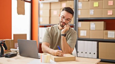 İspanyol asıllı genç bir iş adamı akıllı telefon yazma adresiyle konuşuyor.