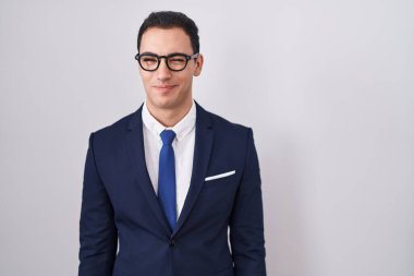 Genç İspanyol takım elbiseli ve kravatlı bir adam kameraya seksi bir ifadeyle bakıyor, neşeli ve mutlu bir yüz.. 