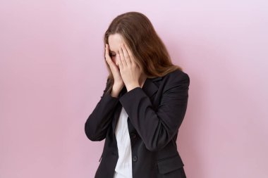 Beyaz, siyah ceket giyen, suratını ellerle örten ve ağlayan genç bir iş kadını. depresyon kavramı. 