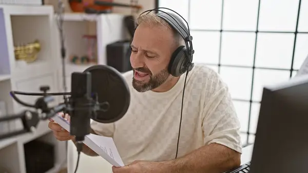 Przystojny Młody Człowiek Akustyczny Artysta Muzyczny Namiętnie Śpiewający Melodię Studio — Zdjęcie stockowe