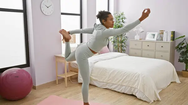 Una Giovane Donna Activewear Svolge Una Posa Yoga Tappeto Nella — Foto Stock