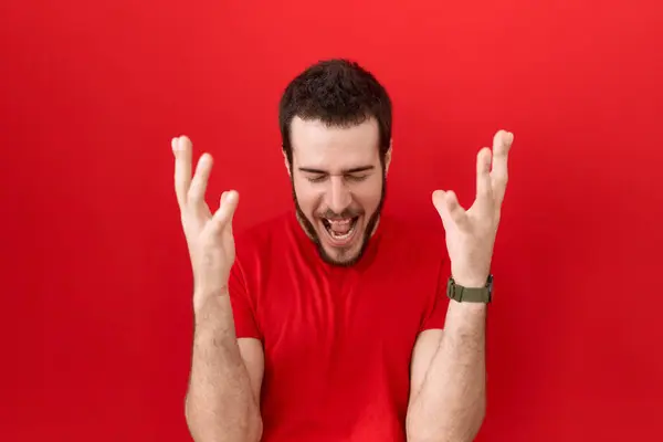 Joven Hombre Hispano Vistiendo Camiseta Roja Casual Celebrando Loco Loco —  Fotos de Stock
