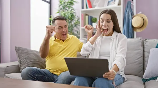 Pai Filha Hispânicos Confiantemente Usando Laptop Celebrando Uma Vitória Sentado — Fotografia de Stock