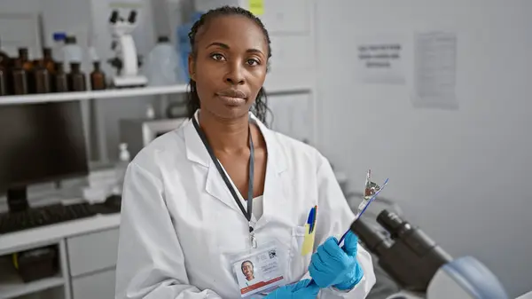 African American Scientist Woman Card Holding Syringe Laboratory — Stock Photo, Image