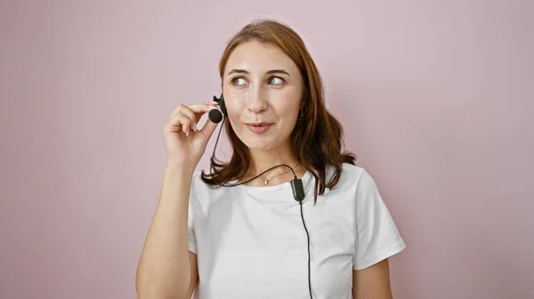 孤立したピンクの背景を話す若い女性コールセンターエージェント — ストック写真