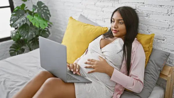Ontspannen Latijn Jonge Zwangere Vrouw Loungen Bed Aanraken Van Haar — Stockfoto