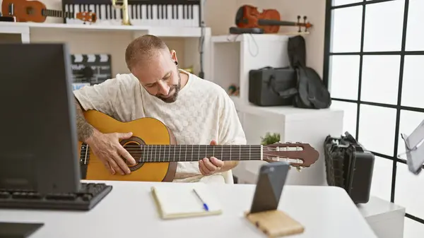 Jeune Homme Enregistrant Une Vidéo Par Smartphone Jouant Guitare Classique — Photo