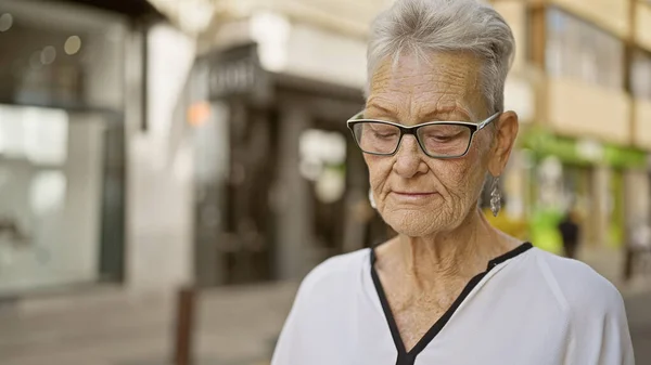 Fajna Siwowłosy Starsza Kobieta Zrelaksowany Pośród Miejskiego Zgiełku Spokojnie Spogląda — Zdjęcie stockowe