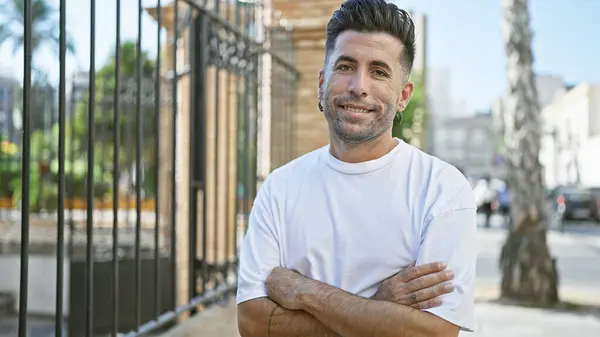 Smiling Young Hispanic Man Radiates Confidence While Casually Standing Crossed — Stock Photo, Image